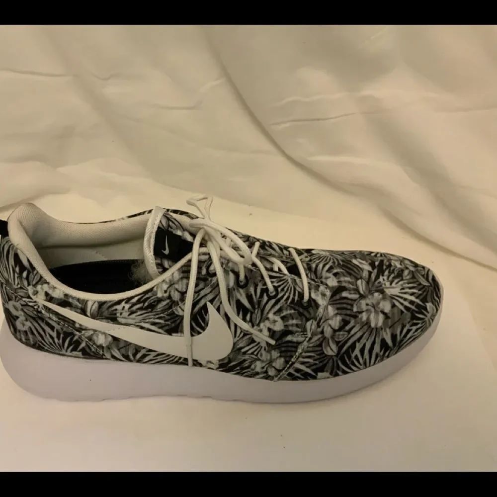 New Nike Roshe One Floral Black White Sneakers 833620-010 Men's Size 11